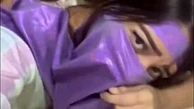 Salope scandaleuse de Mahalla se fait baiser par le collecteur d'électricité dans les toilettes après qu'il n'ait pas résisté à son corps courbé.