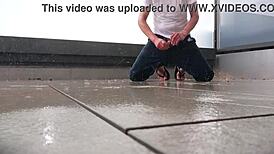 Figure Bertopeng Onani di Luar Basah Celana Jeans Hujan di Balkon