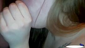 Duża blondynka pożera ogromnego kutasa w dzikiej domowej akcji.