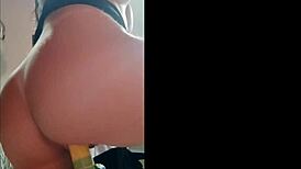 Ruiva rabuda senta no consolo abrindo a bucetinha e goza gostoso 😍 completo no red