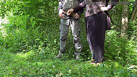 这个饥渴肥熟女在公共公园撒尿后被弯腰