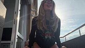 แฟลชควยตอนน้องสาวเลี่ยงผ่าน แล้วเธอจ้องมอง