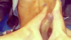 sentindo os pés e solas da namorada no pau