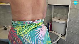 Γιατί καθαρίζω το μπάνιο με τα στήθη εκτεθειμένα;