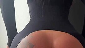 يا سيدة بالأسود، كيف تتحمل الخصر النحيل كريمة الطيز؟