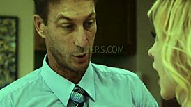 Bunny Madison skinner i dampende kino-scene med stesønn-fantasi