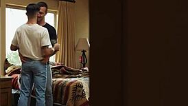 Гей красавец случайно се свързва с бившия доведен брат в табу среща