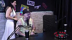 Two hot beauties kiss and excite the men - dieni gaucha