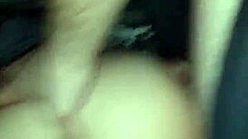 在睡觉时射在年轻亚洲荡妇的屁股上