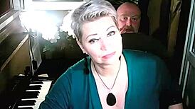 Aimee milf panas, regangkan kaki lebar untuk aku sekarang.