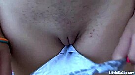 Bailey, micuța fierbinte, teasează și se masturbează singură