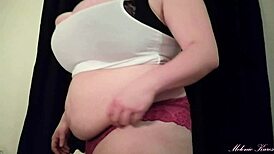 Tlustá brunetka dráždí při svlékání své velké prdele