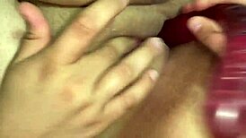 Follando con mi hijastra pequeña mientras descansaba en mi cuarto