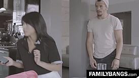 ファミリーバングス - オリエンタル義妹エンバー・スノーが汚い義兄バンビーノにハードに詰め込まれる