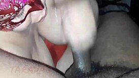 Sabırsızca sikimi emiyor.