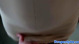 Lepa agentkinja sisa kurac za novac u kancelarijskom dogovoru