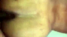 عاهرة حارة تتجنن على زب صغير غريب في أكشن أفريقي حار!