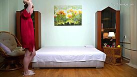 فتاة برونيتية عذراء كبيرة الردفين سيلي كوتسونيا تحصل على تدليك زيتي حسي