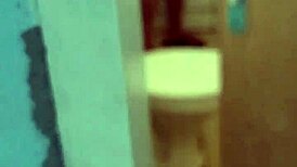 Onu duşta yıkanırken izledim