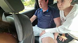 Troia Fa Pompino Schifoso sul Retro dell'Auto in Movimento