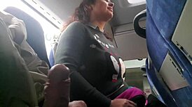 Egzibisyonist Halk Otobüsünde MILF'i Elle Okşamaya Kandırıyor
