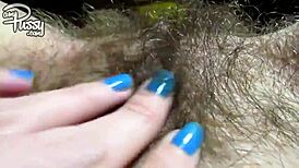 Nemůžu přestat sahat na obrovský chlupatý klitoris v tom lepivém domácím videu kundy