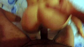 No puedo creer cómo esta rubia perfecta aguanta follada anal intensa, ¡increíble!