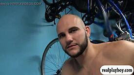 Büyük dövmeli memelerimi sergileyemeden sikmeye geçiyorum