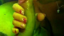 una milf troia si fa la lampada nel solarium senza reggiseno. gli metto il mio cazzo duro davanti e si fa scopare