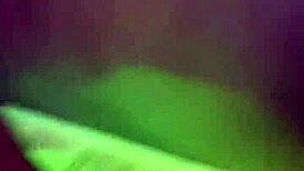 una milf troia si fa la lampada nel solarium senza reggiseno. gli metto il mio cazzo duro davanti e si fa scopare