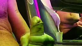 una milf troia si fa la lampada nel solarium senza reggiseno. gli metto il mio cazzo duro davanti e si fa scopare