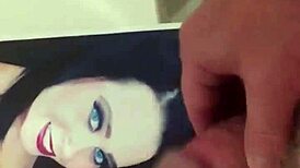 Fiz um tributo de gozada para minha amiga, jorrando cargas na foto dela nessa sessão de masturbação.