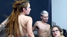 ruiva de dread sentando na rola do amigo enquanto a esposa dele me mama gostoso