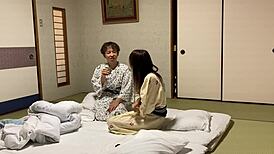 잃어버린 처녀가 고급 여관에서 섹시한 일본 밀프 방에 우연히 들어가... 임신 위험 오프스