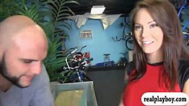 Büyük dövmeli memelerimi sergileyemeden sikmeye geçiyorum