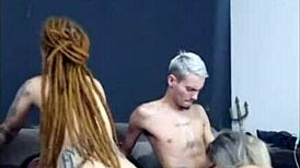 ruiva de dread sentando na rola do amigo enquanto a esposa dele me mama gostoso