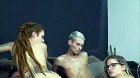 ruiva de dread sentando na rola do amigo enquanto a esposa dele me mama gostoso