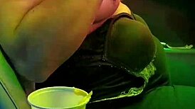 una milf troia si fa la lampada nel solarium senza reggiseno. gli metto il mio cazzo duro davanti e si fa scopare