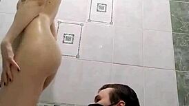 sexy estudiante delgadita follando en la ducha