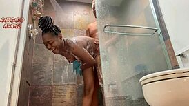 جنس في الدش صباحاً مع جميلة سوداء مطعّمة على ريد.