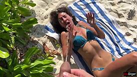 Fille pissée dessus à la plage publique ! Elle est totalement choquée !