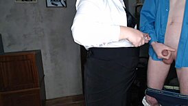 Puszczalska sekretarka drażni grubego kutasa szefa. Co dalej w biurze?