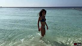 Cewek Dikencingin di Pantai Umum! Dia Kaget Banget!