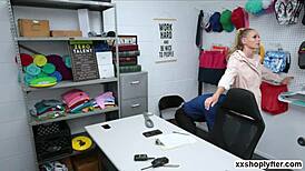 Emma se Arrodilla para Chupar la Polla Grande del Chico LP Duro! 😜