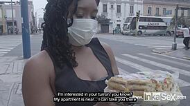 Tentadora morena peruana vendedora de dulces atrapada por comprador pervertido para cabalgata hardcore