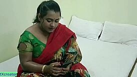 زوجة هندية ساخنة تستمتع بالجنس الحار بينما زوجها يعاني من الأداء. غرفة نومهم تحكي قصة برية