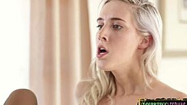 Dúo MILF complace a lesbiana guapa con oral, squirt y tribbing en medias