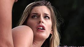 Хайде, красавице, нека ти чукам задника навън след предигра!