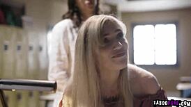 Лесбиянка-профессор ловит рыжую студентку в дикой доминации с сидением на лице и пальцами.