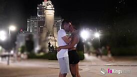 Natali Quinn enseña tetas grandes en sexo público por Madrid. ¡Turistas no resisten exhibicionismo salvaje!